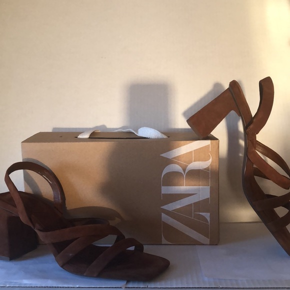 100% Leather Brown Suede Sandals Crisscross Straps design - Picture 2 of 5